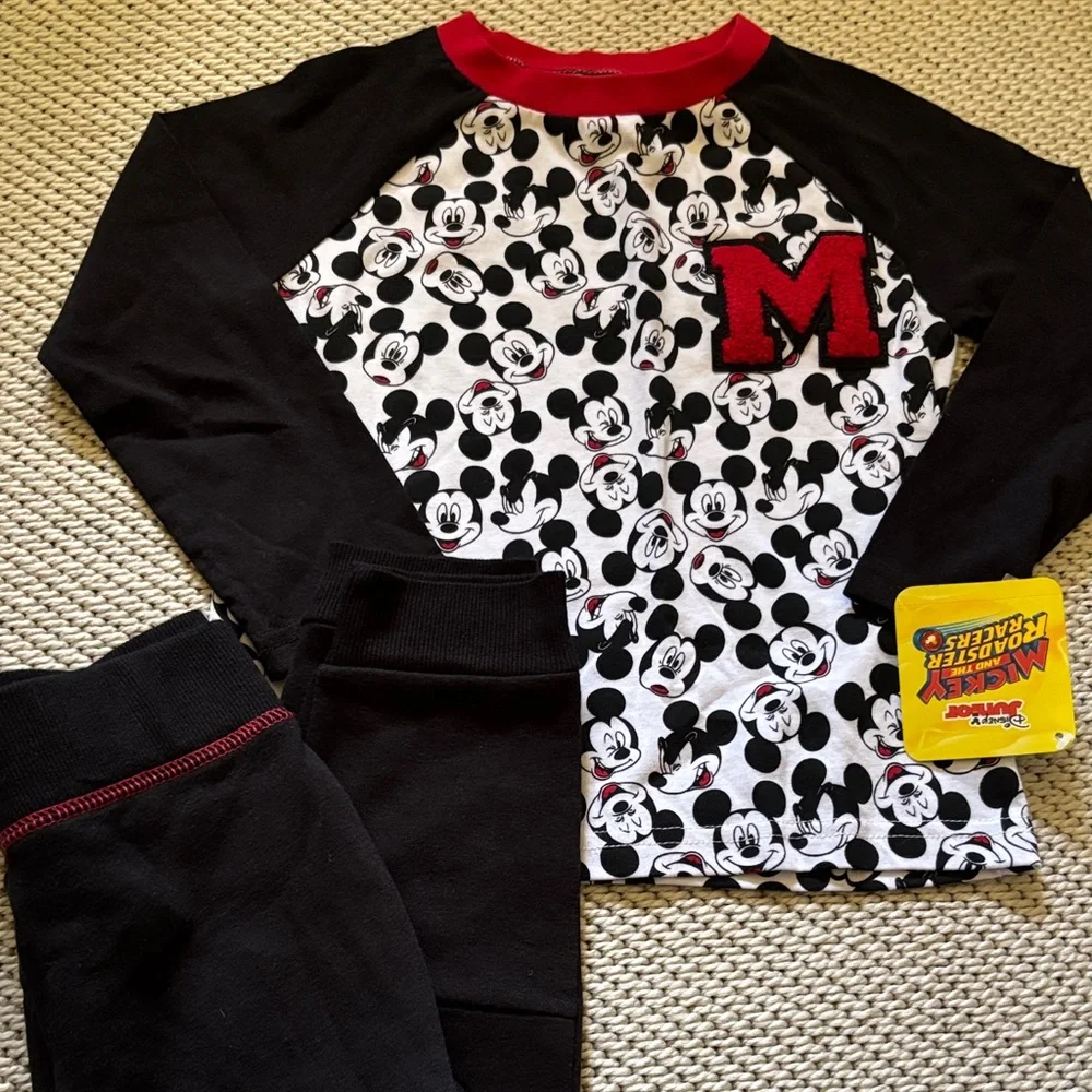 Outfit Mickey Mouse toddler boys new size 4T 60% cotton 40% polyester fleece